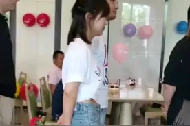 相亲会现场，牛仔裤女孩被八个男人追，全场最漂亮的女孩无人问津图片