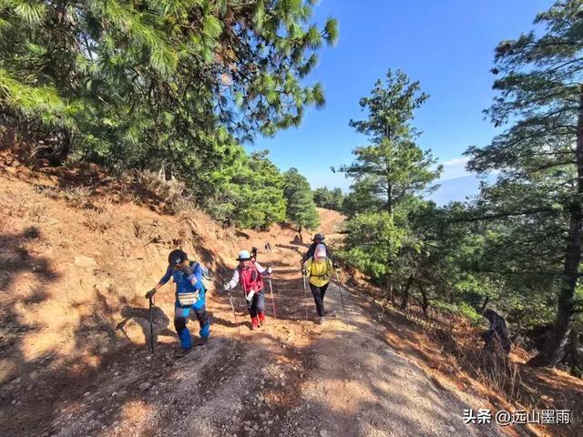 新年登高、祈愿美好,攀登富民金铜盆山,我们用徒步迎接2026