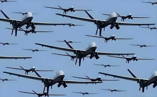 特朗普下令：开火！俄大规模空袭，中国武器亮相欧洲，美国很被动