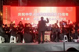 太原市文联、市总工会庆国庆文艺小分队在中正天街舞台激情演出图片