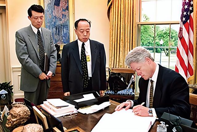 破船终于要被拖走了？中国拖船现身仁爱礁，菲律宾开出动武条件