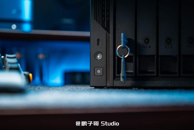 威联通新品NAS Qu805开箱：家用级定价、企业级性能,真香!