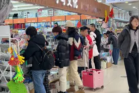 各类卡通联名款盲盒文具受欢迎！开学季，冰城娃忙着添“装备”图片