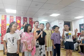 开学第一课，孩子们来到养老院“上课”图片