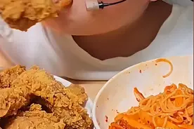 以命换钱的百万网红吃播，1顿吃60斤鸵鸟腿？网友：为啥都吃不胖图片