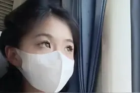 长得帅就是好！男子坐高铁靠女生肩膀睡觉，女生：好可爱！图片