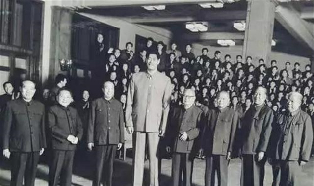 穆铁柱追悼会：身盖八一军旗，妻儿痛哭，姚明哀悼、郑海霞出席