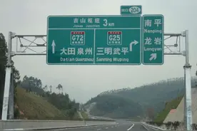 高速公路上开车，如何避免错过出口？掌握这2个办法就行图片