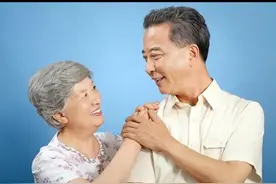 "50岁以上男人与妻子分床睡的原因探索"图片