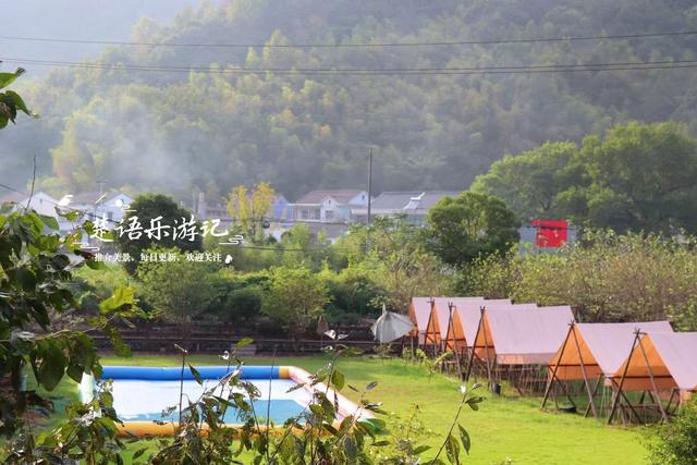 浙江宁波的山谷粉黛花海背山面溪，幽静而浪漫，周边景色更加迷人