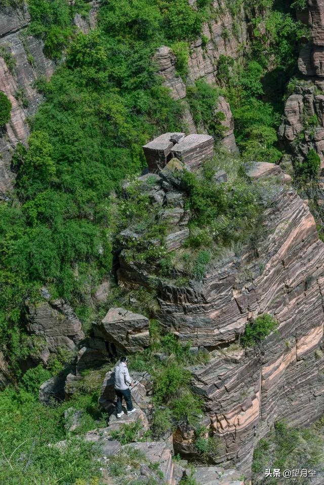 《太行山徒步记：从西走到南》免费的挂壁公路，悠悠然的崖边行走
