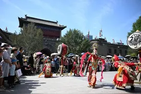 西安古城墙吸引游人图片