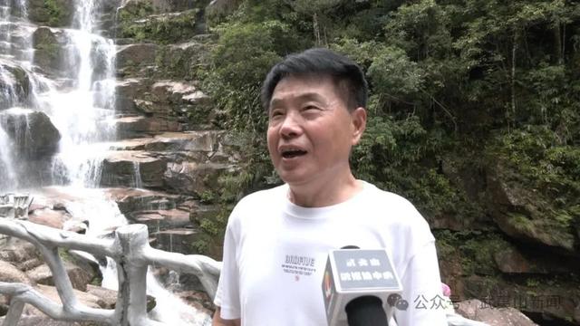 武夷山青龙瀑布：飞瀑流泉送清凉 游客乐享生态之美