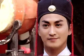 “展昭”扮演者何家劲承认已婚生女图片