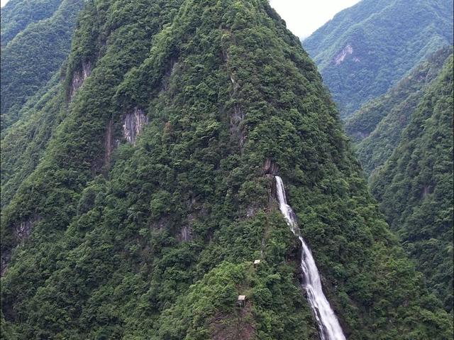 山上为什么会有流不完的水？是山顶一直在下雨吗？