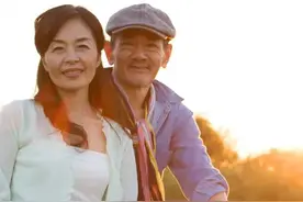 她58岁，带外孙6年，女婿让她住进柴火间，她却活得越来越自信图片