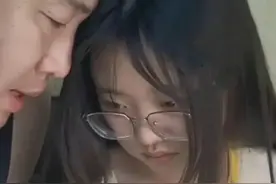 父爱如山:12岁女儿被爸爸训哭，爸爸紧张搂怀轻哄，网友羡慕不已图片