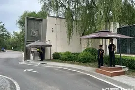 一高档别墅内，两家物业“抢活干”：收垃圾，揽快递图片