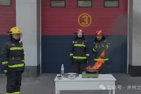 消防知识小课堂：油锅起火怎么灭？看消防员教你一招“从天而降的掌法”图片
