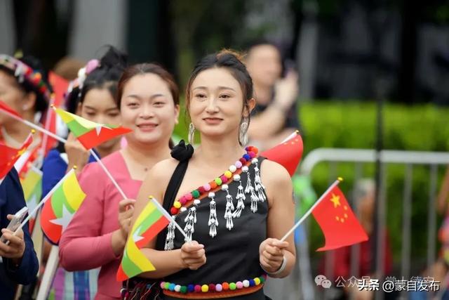 中缅胞波狂欢节刷屏了！牛车巡游、文化展演……瑞丽今天全城沸腾