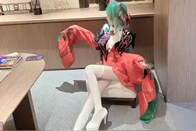 王者COS：白丝少司缘来啦！脚穿高跟鞋，显得腿好长，身材绝了图片