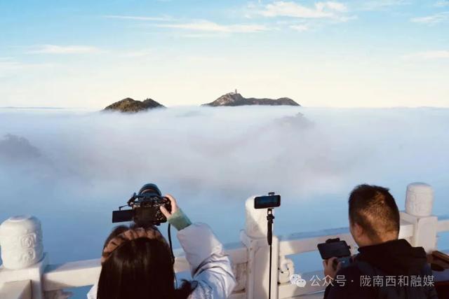 西和：云华山云海与林海重叠变幻美不胜收