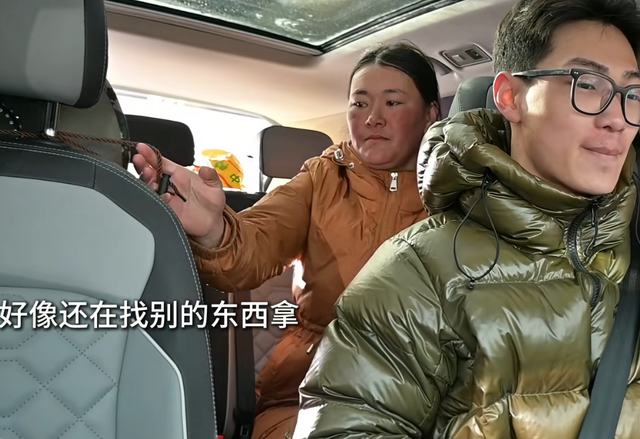 小伙自驾西藏被牧民求助，热心帮忙充电宝却被偷，录像拍下全过程