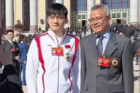 根本没法低调！樊振东王曼昱北京出席活动，穿特殊衣服却非常显眼图片