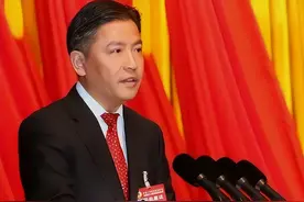 中专毕业，给首富开车，因长相被首富妹妹看上，曾逆袭65亿身家图片