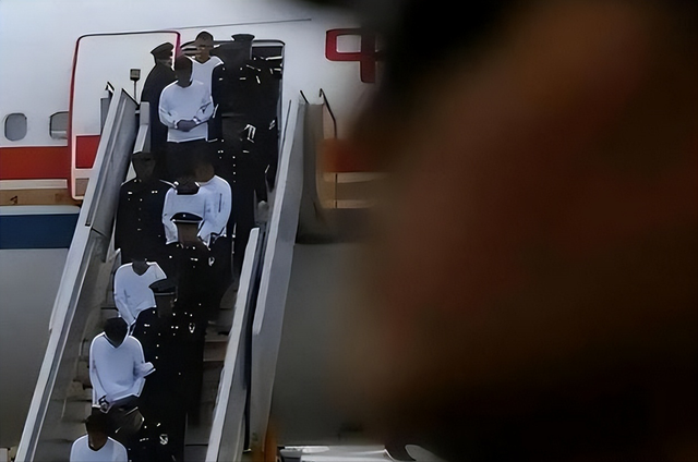 又揪出来一个巨贪，金额高达9.7亿	，首富夫人郝斌跨境逃亡失败了