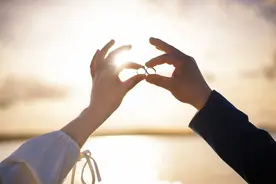 这三种关系的男女，才容易“日久生情”，别不信图片