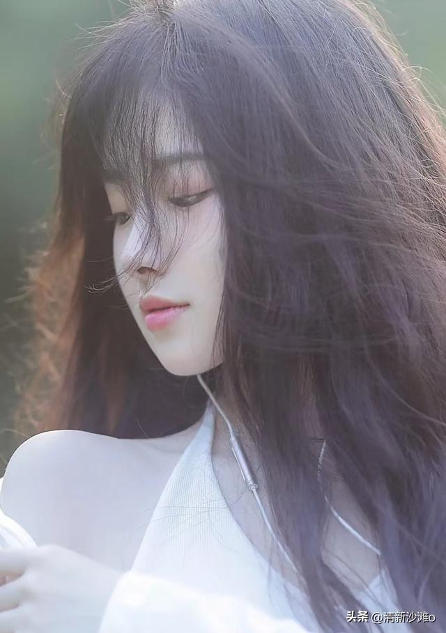 甘肃兰州一校花，楚楚动人	，我见犹怜，这气质堪称校园白月光