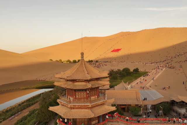 【游玩指南】鸣沙山月牙泉景区：畅玩沙漠秘境，尽享独特风情
