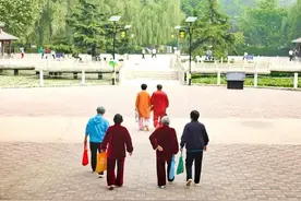 山东到处领鸡蛋，大爷大妈贪小便宜吃大亏，揭秘背后真相还敢去吗图片