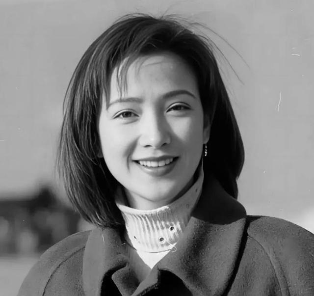 何晴告别仪式举行，众多影迷自发前来送别