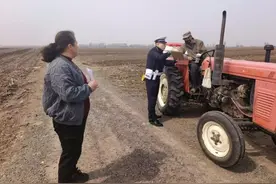 “五一”假期，冰城交警多形式开展道路交通安全宣传图片