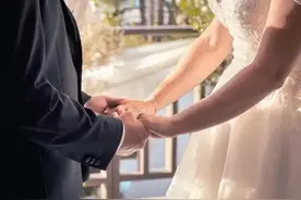 我爸离婚后迫不及待娶了小三,婚礼当天,新郎新娘的报应异常惨烈图片