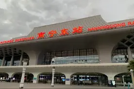 南宁东站至长沙南站最猛高铁G422，中途只停靠柳州站、桂林站图片