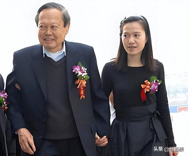 演都不演了！杨振宁去世仅7天，恶心的一幕出现，结局大快人心