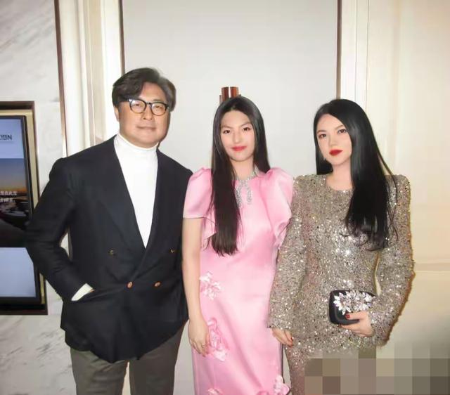 李湘一家现身哈尔滨参加聚会，李湘瘦出小蛮腰，何超琼也去了