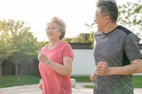 老年人早上锻炼和晚上运动，效果不同？老年人锻炼最佳时间揭晓图片