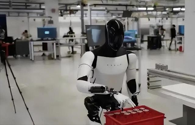 马斯克称5年后手机彻底消失，大量职业被AI代替，仅两类工作能活