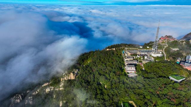 秋雨之后，泰山之巅云海翻涌似仙境
