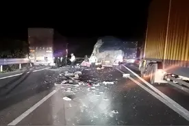 细节关乎生命！车内水瓶掉落卡在刹车板致严重追尾图片