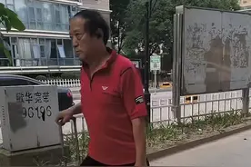 76岁牛群近况曝光！身形佝偻衣着陈旧，独自拖行李住郊区，太真实图片