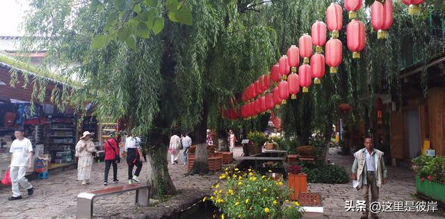 乘公交游丽江的束河古镇