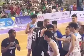 新疆热身赛群殴起因：对手4号抱架挑事3号太阴险，李炎哲飞踹反击图片