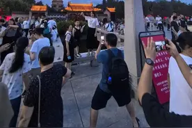 大唐不夜城景区：将红墙最佳打卡点让位给游客图片