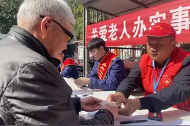 绿城通“老年卡”年审首日 郑州公交地铁联合开展“上门”服务图片