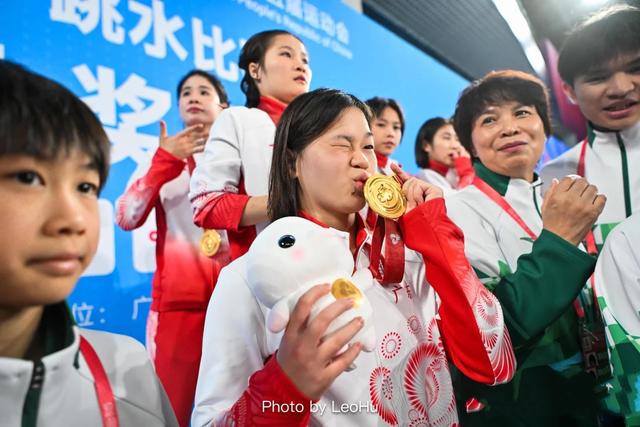 全红婵复出首秀夺冠，退出单人赛原因曝光，两处细节惹人落泪